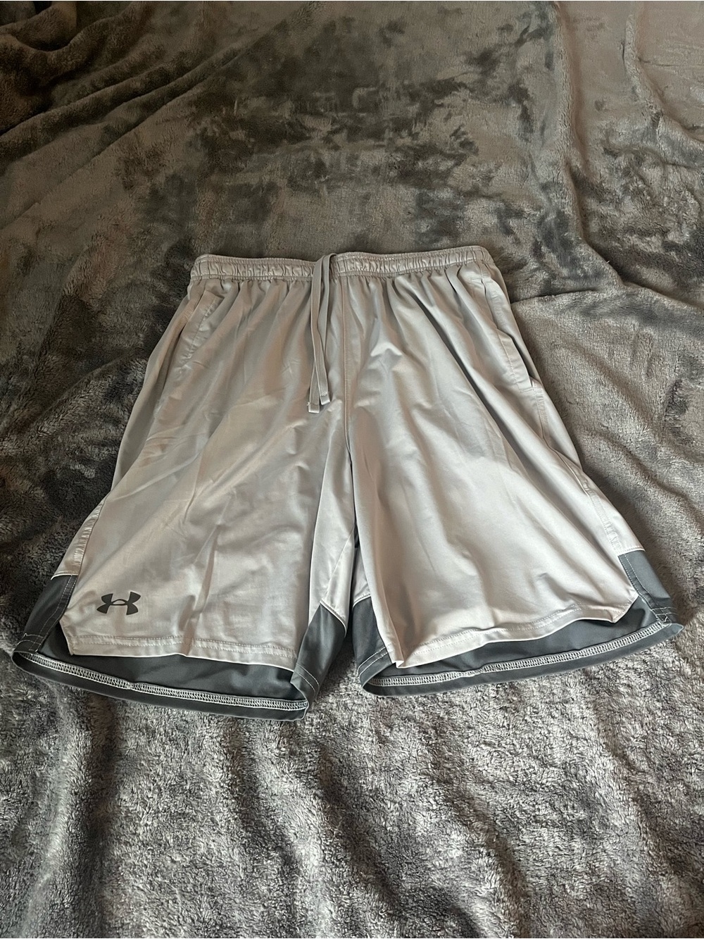 Under Armour Men's Light Gray Performance Athletic Shorts. Size Large.